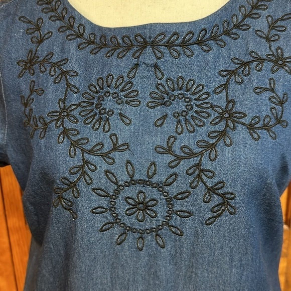Old Navy Lightweight Cotton Denim Shift Dress Embroidered w/Scalloped Hem EUC S - Picture 4 of 8